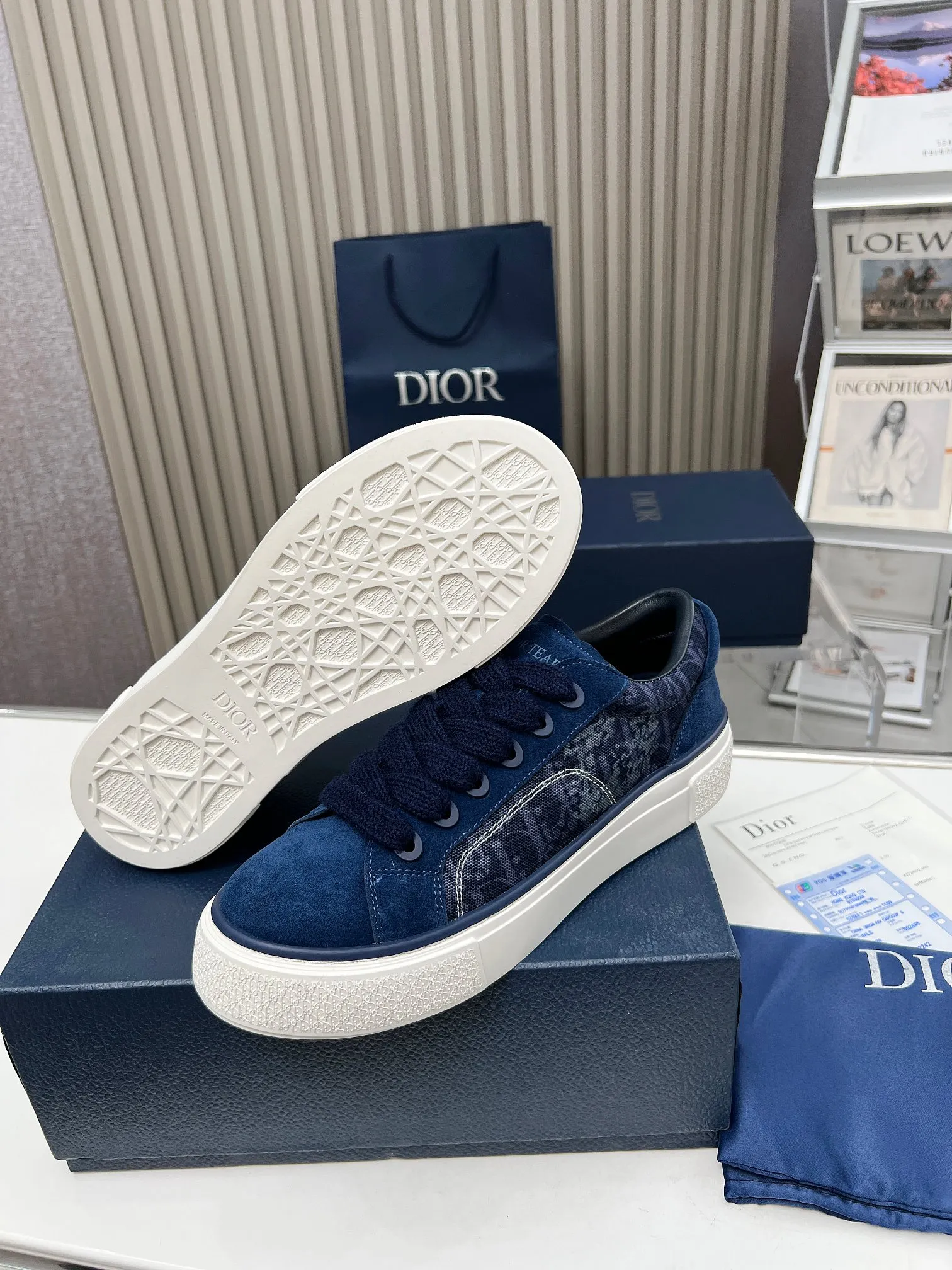 👟👟Ex-factory price 560👟👟 Men +10 DIOR TEARS Dior co-branded B33 sneakers are new in the fall of 2023, reinterpreting the classic tennis shoes, and the fashionable silhouette highlights the thickness. Crafted from blue cotton denim, it's finished with a laser-drawn Oblique print, layered with cotton styling details that showcase the Dior Tears collection's 👟👟Ex-factory eace Sign pattern, and finished with navy suede panels. The padded shoes stand out, showcasing an embossed Dior Tears logo, wide navy mohair laces and brass eyelets with a matte tonal finish. The cream-white Dior Oblique patterned rubber sole, enhanced by the contrasting Dior 30 Avenue Montaigne signature on the rear, will add a modern touch to any casual look. Size: Women's 35-40 (34, 41 customized, non-refundable) Men's 39-45 (38, 46 customized, non-refundable)